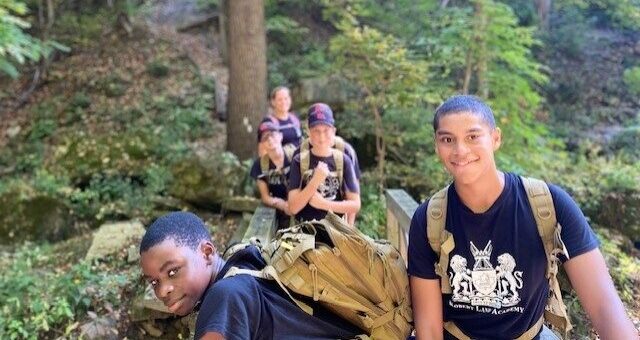 Groupe photo of students hiking